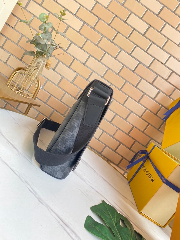 ルイヴィトンバッグ背面デザイン